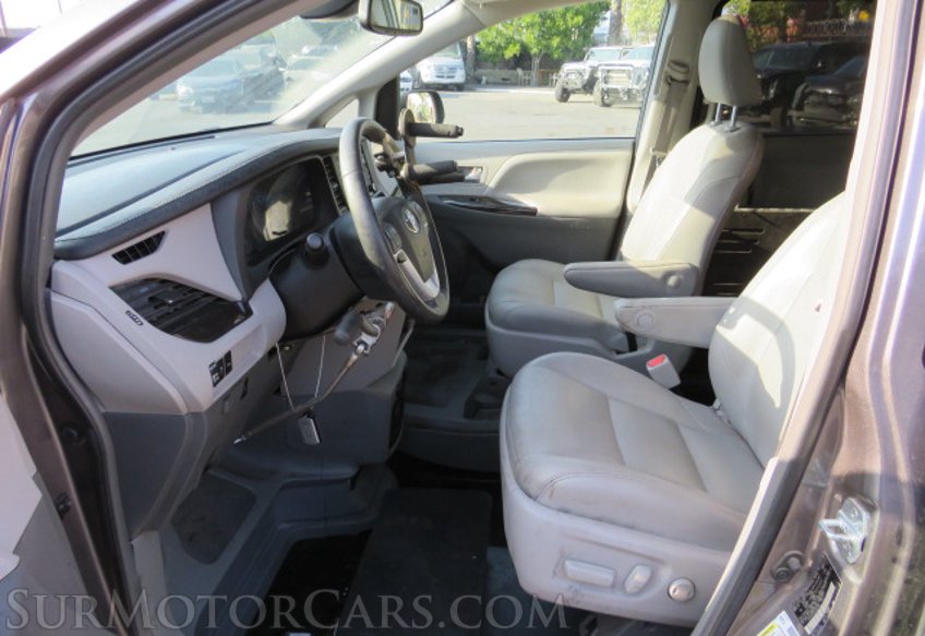 2018 Toyota Sienna - Image 29