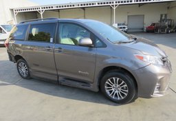 2018 Toyota Sienna - Image 2