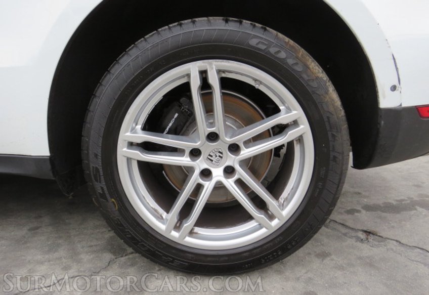 2021 Porsche Macan - Image 17