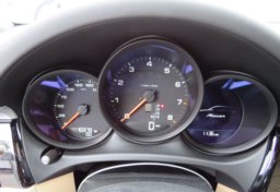 2021 Porsche Macan - Image 31