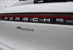 2021 Porsche Macan - Image 18
