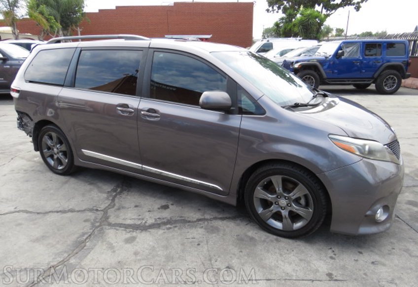 2016 Toyota Sienna - Image 4