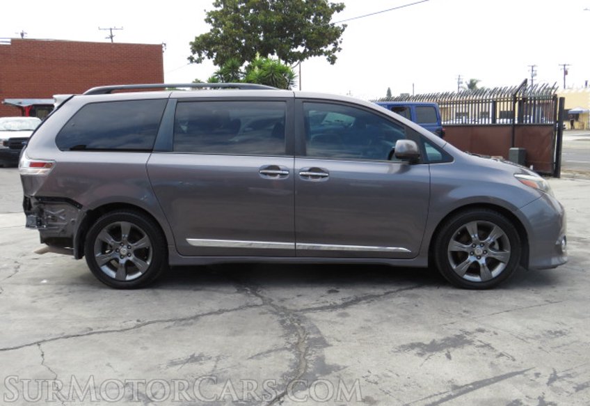 2016 Toyota Sienna - Image 5