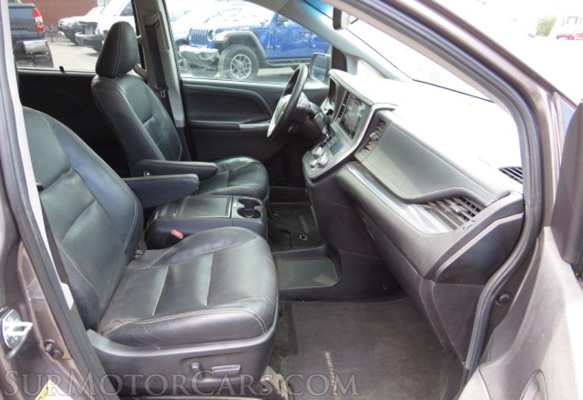 2016 Toyota Sienna - Image 19