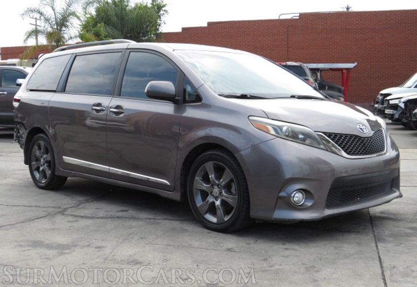 2016 Toyota Sienna - Image 2