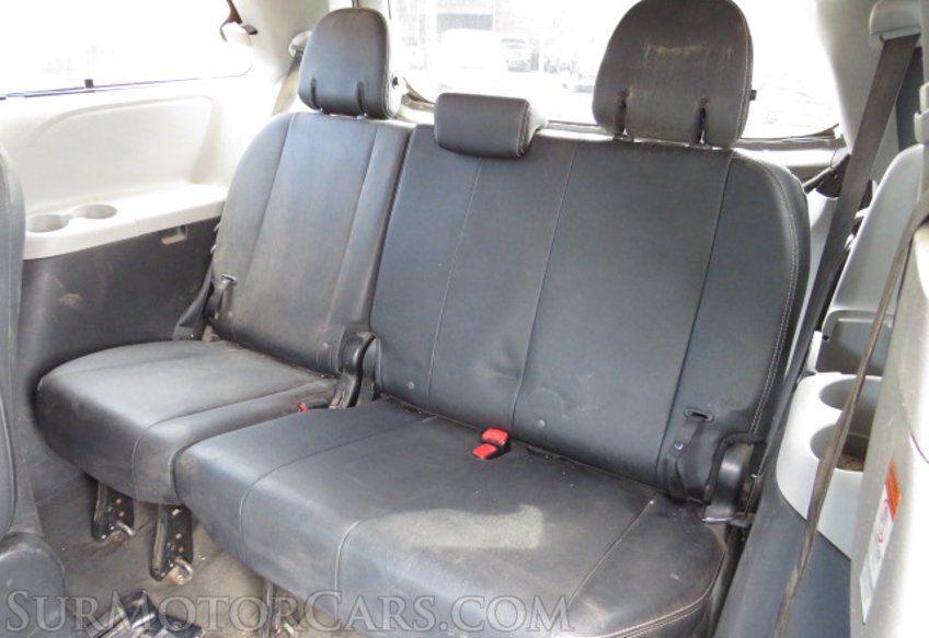 2016 Toyota Sienna - Image 28