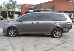 2016 Toyota Sienna - Image 6