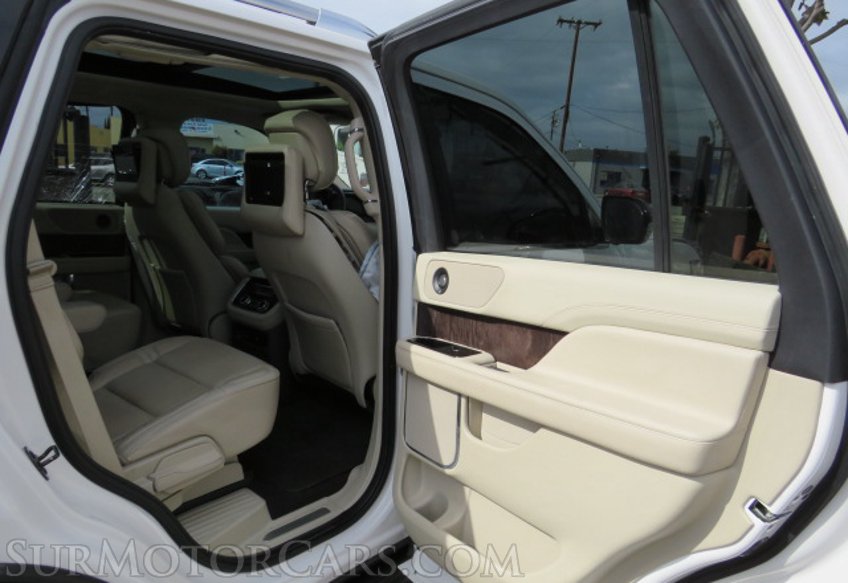 2018 Lincoln Navigator - Image 30