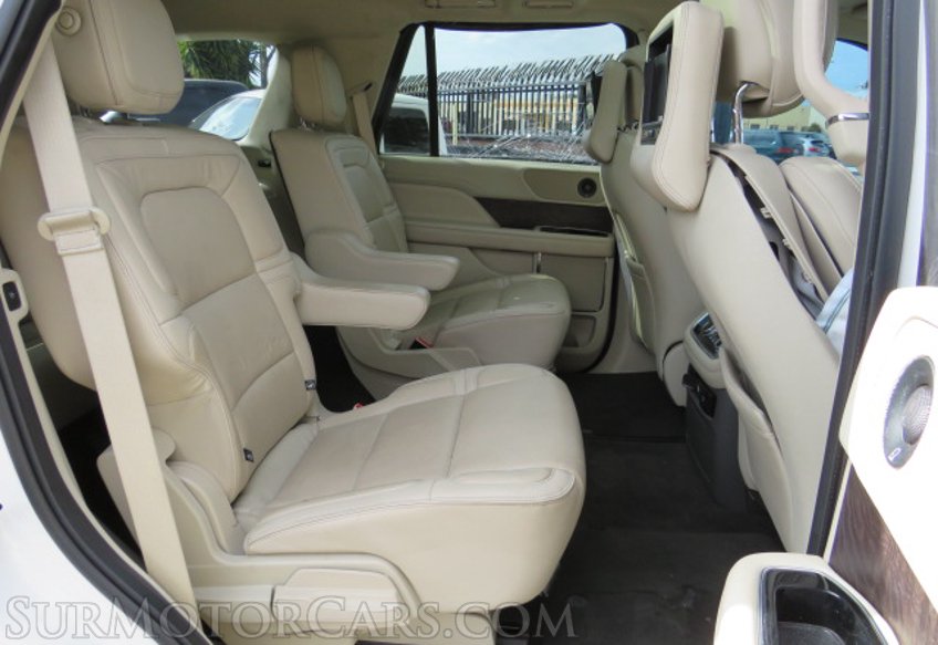 2018 Lincoln Navigator - Image 31