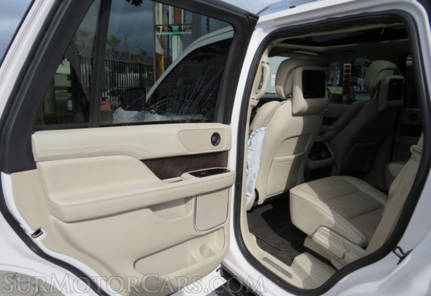 2018 Lincoln Navigator - Image 29