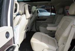 2018 Lincoln Navigator - Image 32