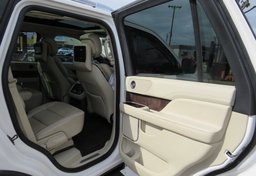 2018 Lincoln Navigator - Image 30