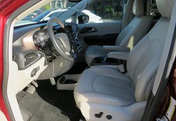 2019 Chrysler Pacifica - Image 25
