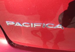 2019 Chrysler Pacifica - Image 17