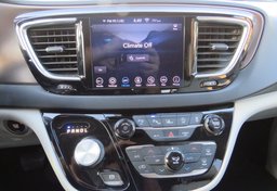 2019 Chrysler Pacifica - Image 38