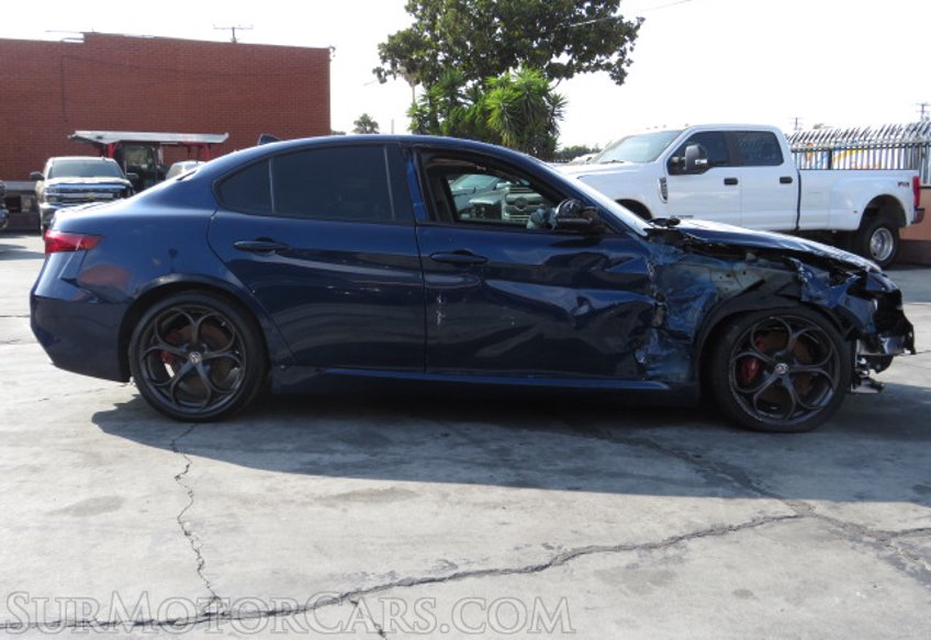 2017 Alfa Romeo Giulia - Image 8