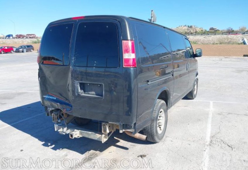 2017 Chevrolet Express - Image 9