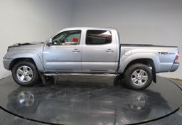 2015 Toyota Tacoma - Image 12