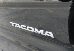 2015 Toyota Tacoma - Image 18