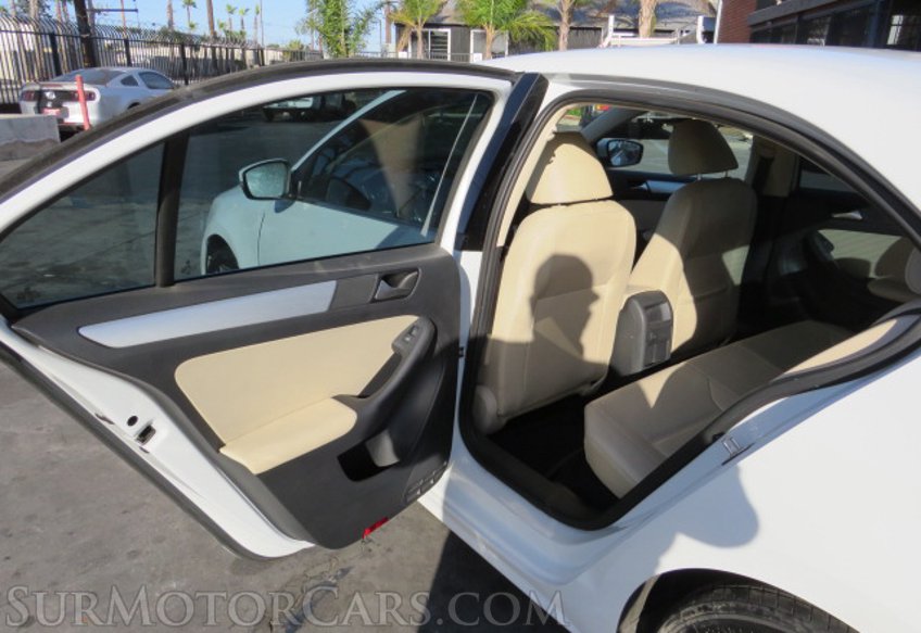 2018 Volkswagen Jetta - Image 26