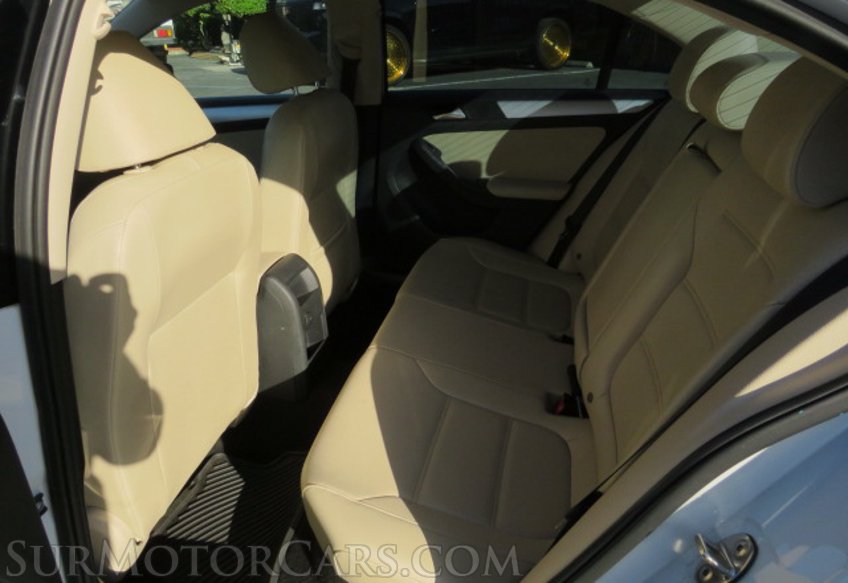 2018 Volkswagen Jetta - Image 31