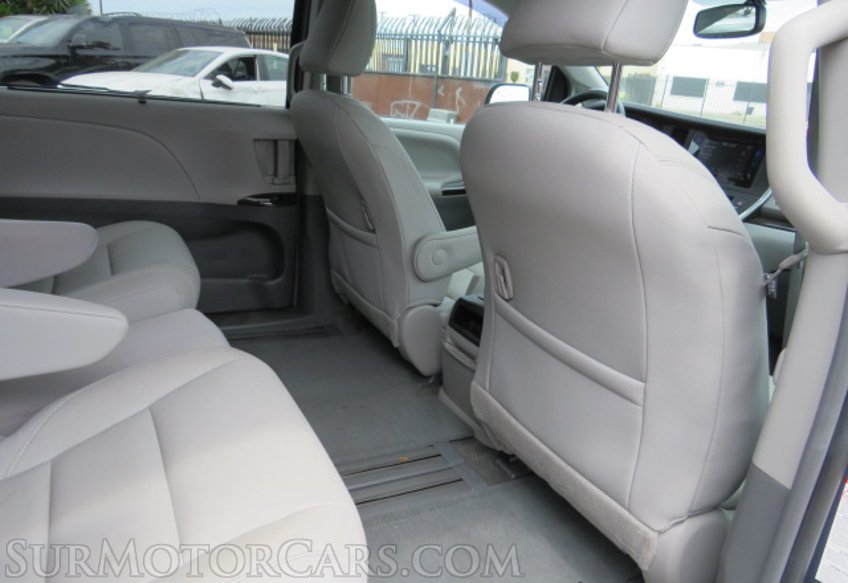 2017 Toyota Sienna - Image 27