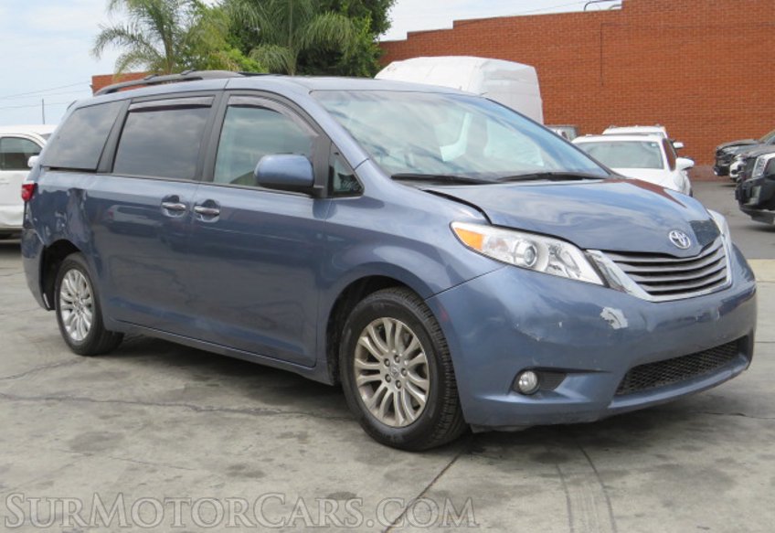 2017 Toyota Sienna - Image 4