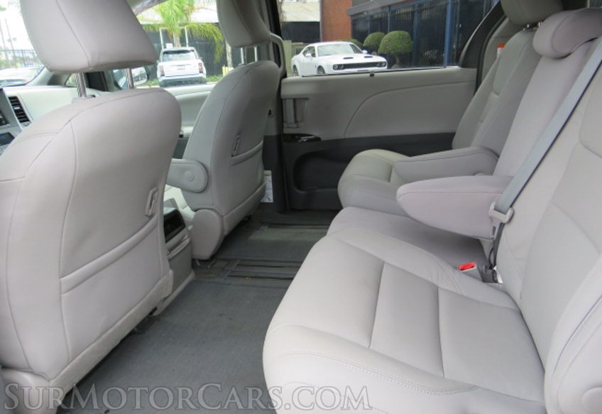 2017 Toyota Sienna - Image 26