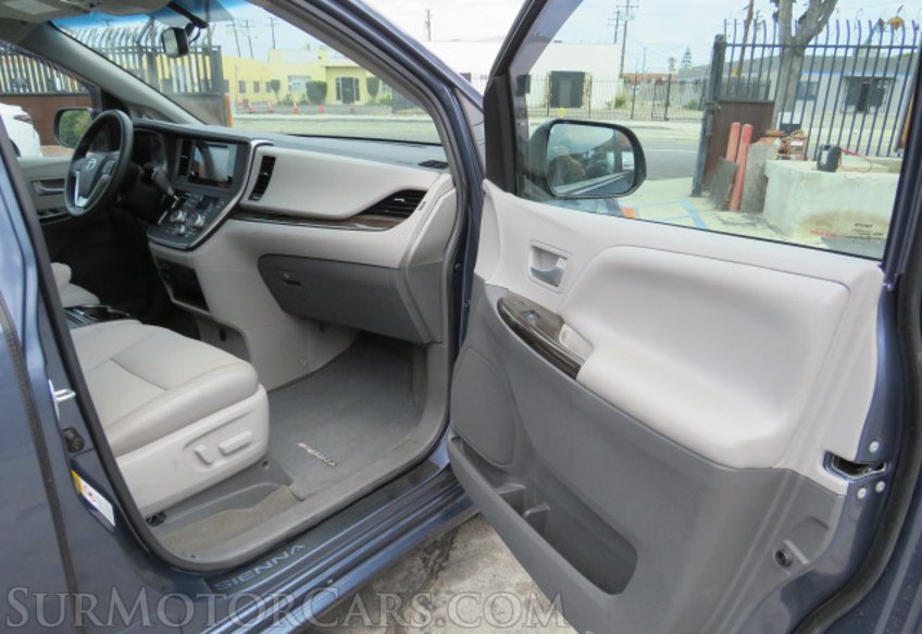 2017 Toyota Sienna - Image 19