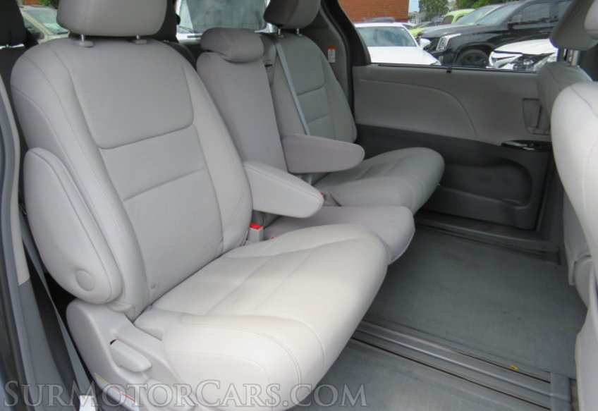 2017 Toyota Sienna - Image 25