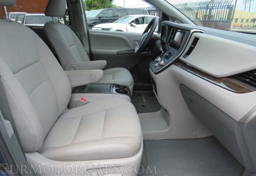 2017 Toyota Sienna - Image 20