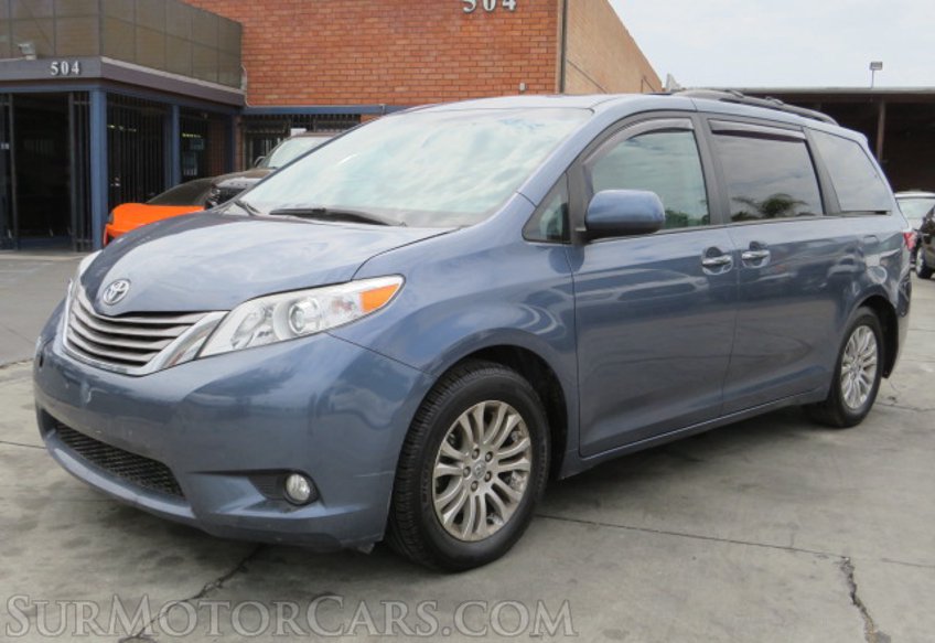 2017 Toyota Sienna - Image 3