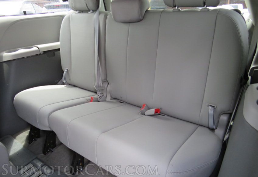 2017 Toyota Sienna - Image 28