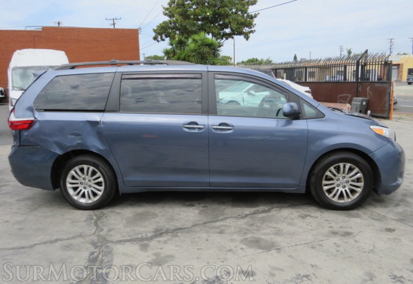 2017 Toyota Sienna - Image 12