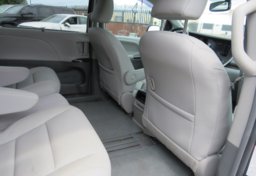 2017 Toyota Sienna - Image 27