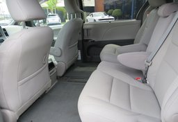 2017 Toyota Sienna - Image 26