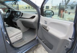 2017 Toyota Sienna - Image 19