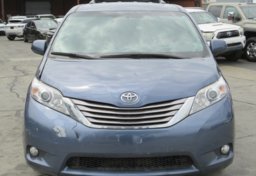 2017 Toyota Sienna - Image 9