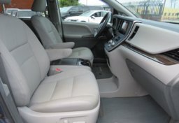 2017 Toyota Sienna - Image 20