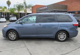 2017 Toyota Sienna - Image 11