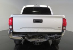 2018 Toyota Tacoma - Image 11