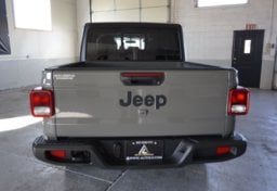 2023 Jeep Gladiator - Image 11