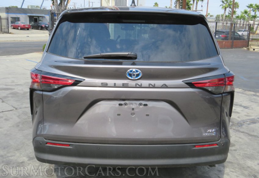 2022 Toyota Sienna - Image 12