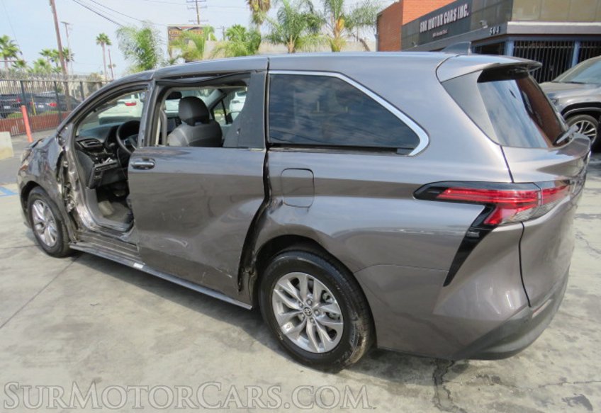 2022 Toyota Sienna - Image 8