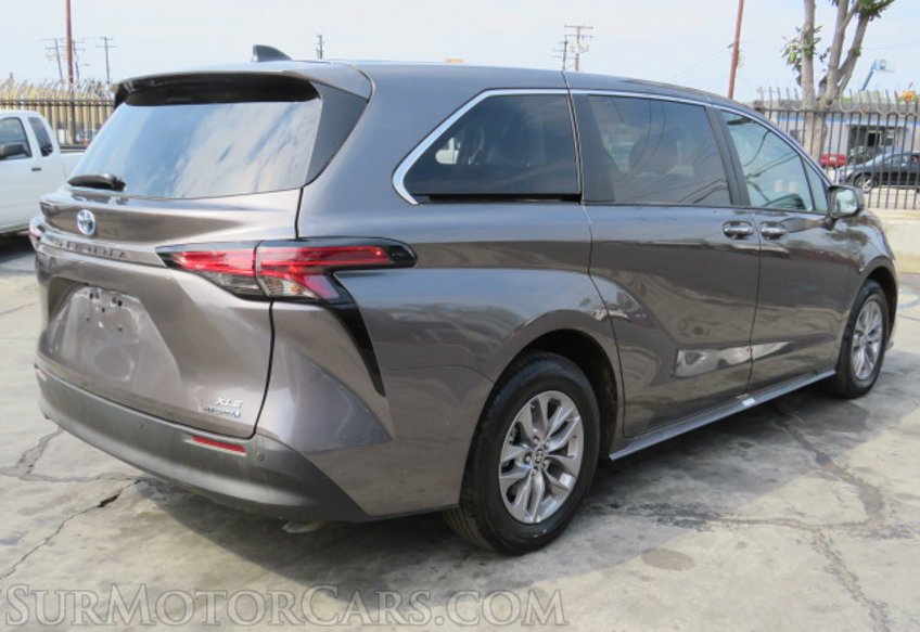 2022 Toyota Sienna - Image 9