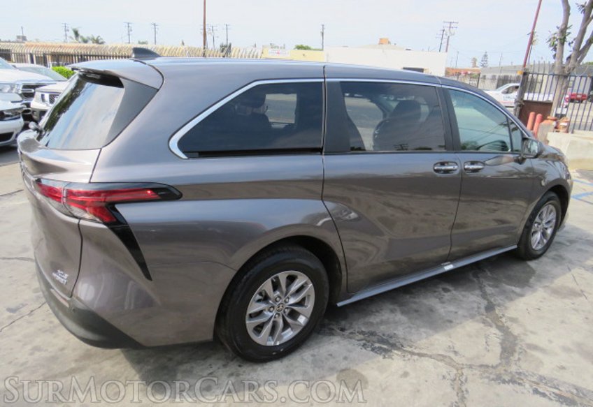 2022 Toyota Sienna - Image 7
