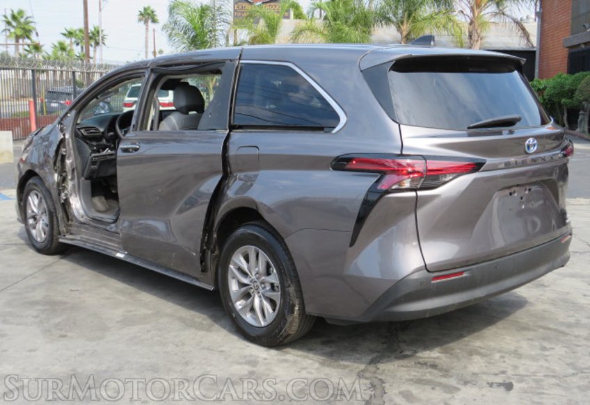 2022 Toyota Sienna - Image 10