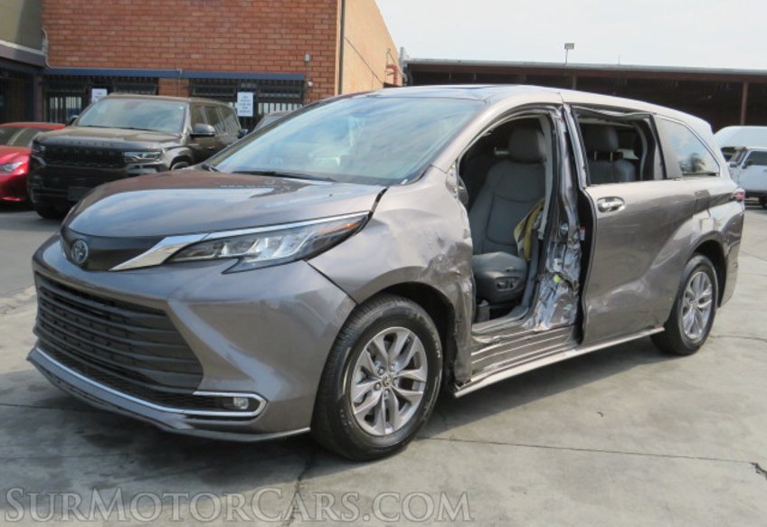 2022 Toyota Sienna - Image 2