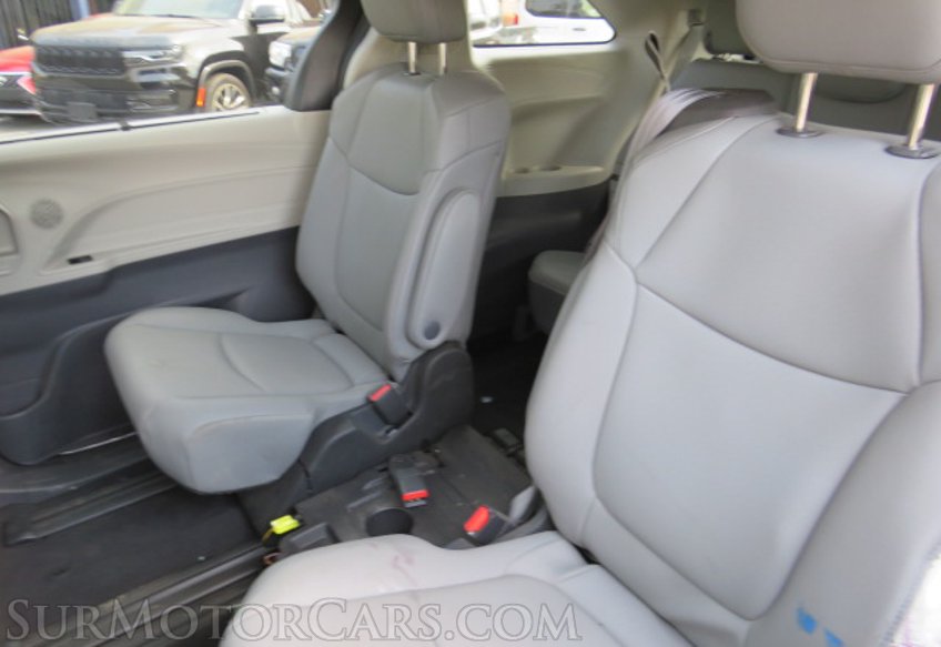 2022 Toyota Sienna - Image 25