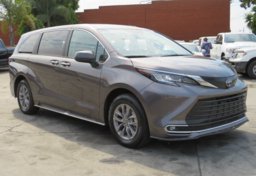 2022 Toyota Sienna - Image 3